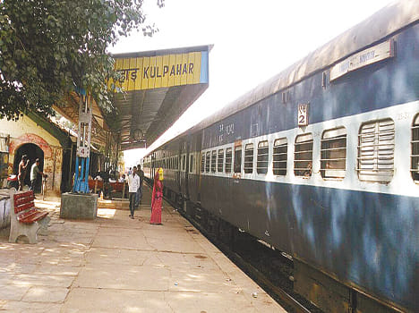 Jerk Honee trains an hour standing on railway track