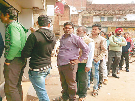 Bank ATM on the closure crowd