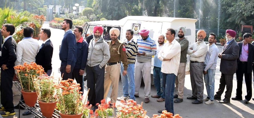 RBI also accept this bitter truth of ATMs, told the crowd at the lack 