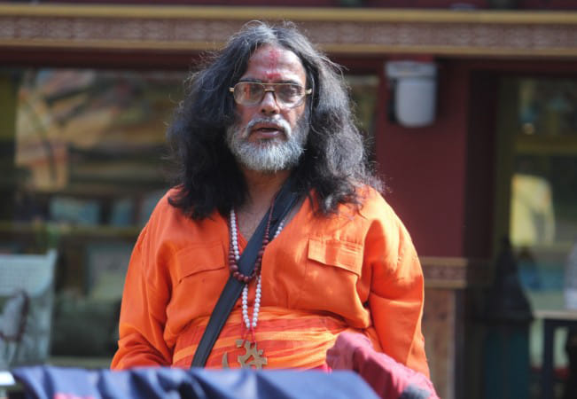 BIGG BOSS: Swami Omji pees in the kitchen area