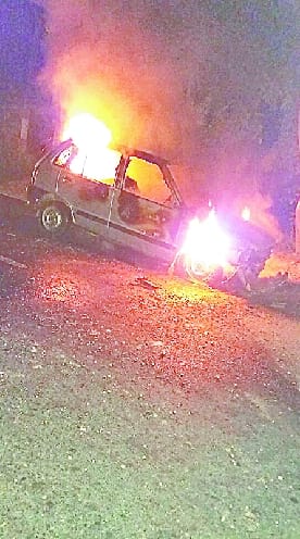 Moving car on fire, killing the driver jumped saved