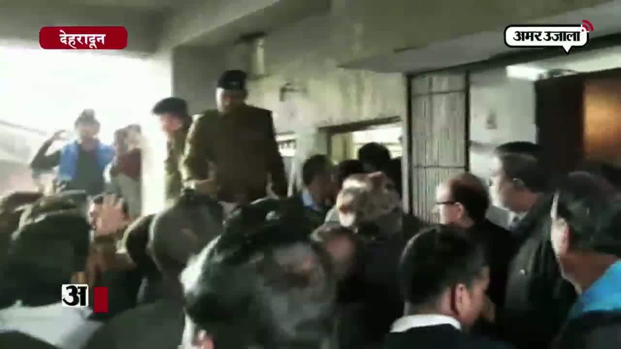 देहरादून में रिश्वत लेते सरकारी वकील पकडाए