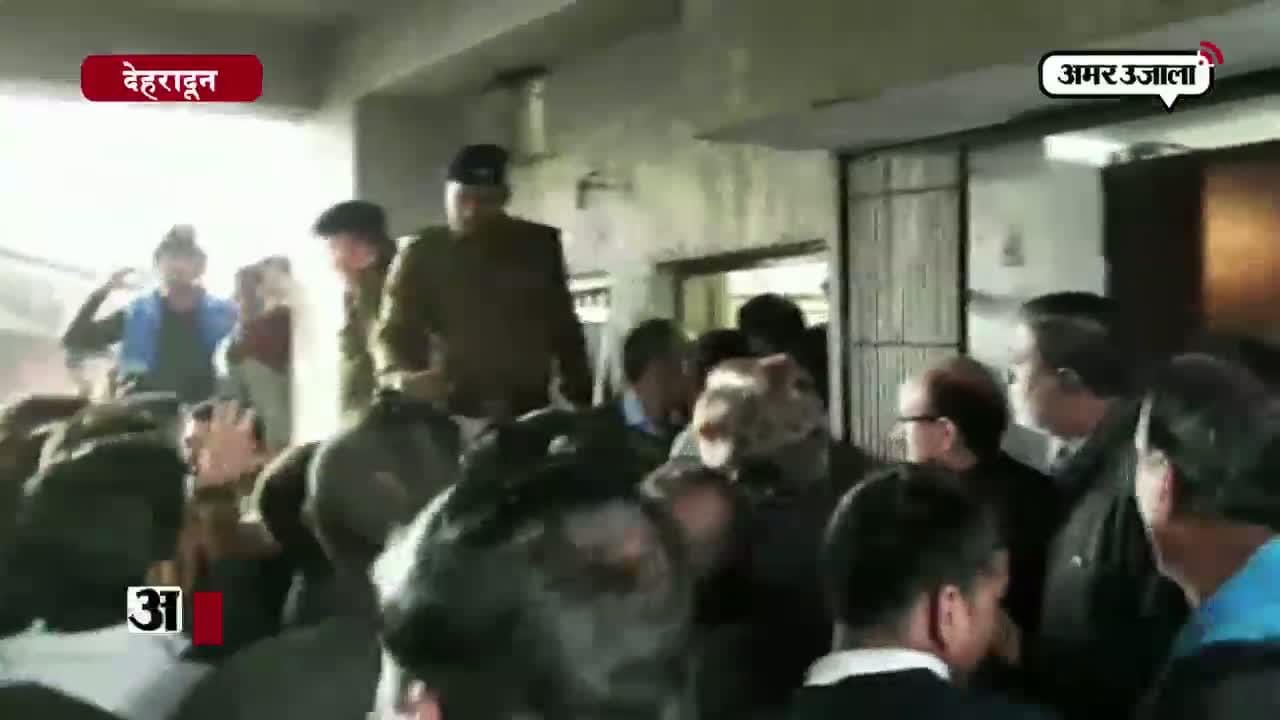 देहरादून में रिश्वत लेते सरकारी वकील पकडाए