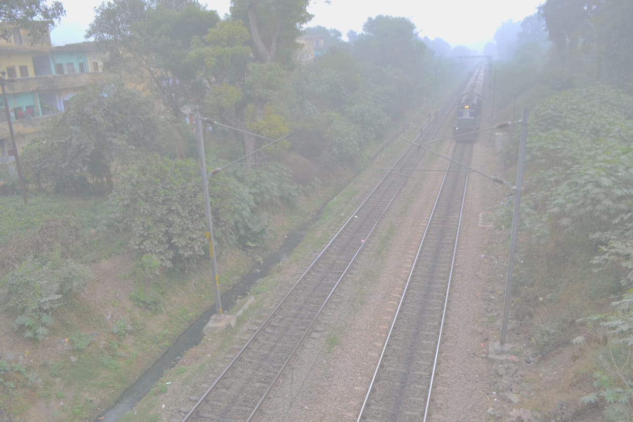 Fog dirupts train traffic, Railway cancels 32 trains