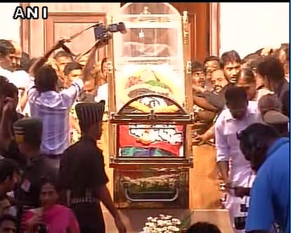 Sasikala likely to hold the big cards after jayalalitha