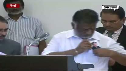 pannirselvam takes oath of cm and also kept photo of jayalalithaa