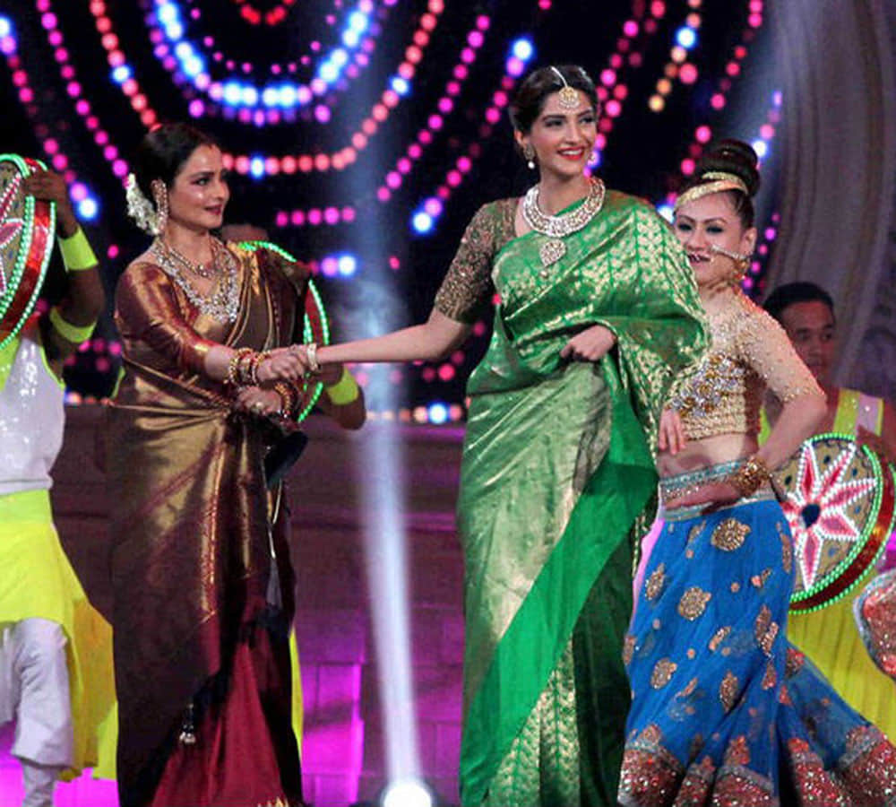rekha dance perform at star screen award function