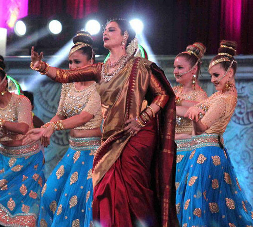 Rekha Dance Video Xxx - Video:'à¤ªà¤°à¤¦à¥‡à¤¸à¤¿à¤¯à¤¾' à¤—à¤¾à¤¨à¥‡ à¤ªà¤° à¤¡à¤¾à¤‚à¤¸ à¤•à¤°à¤¤à¥‡ à¤¹à¥à¤ à¤°à¥‡à¤–à¤¾ à¤¨à¥‡ à¤…à¤®à¤¿à¤¤à¤¾à¤­ à¤¸à¥‡ à¤‡à¤¶à¤¾à¤°à¥‹à¤‚ à¤®à¥‡à¤‚ à¤•à¤¹à¤¾....  - Rekha Dance Perform At Star Screen Award Function - Entertainment News:  A