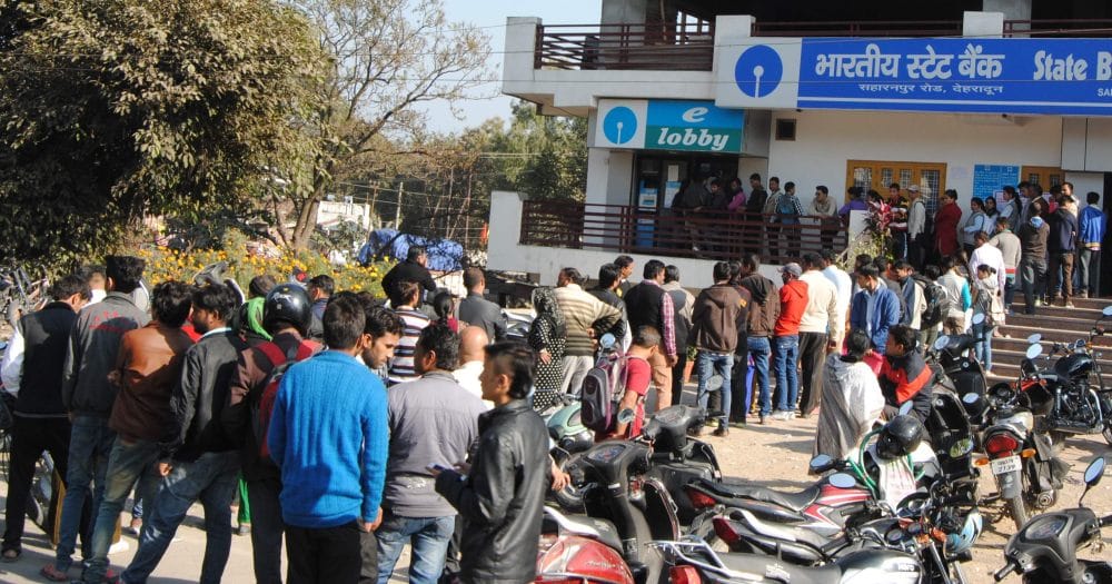 kai atm card se nikal rha tha rupee, bhadke logon ne ki todfod