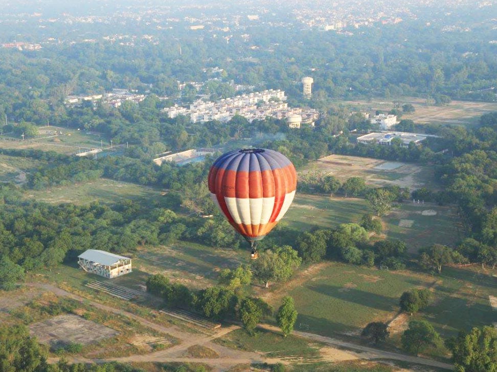 पैराग्लाडिंग संबंधी सूचनाएं न देने का आरोप
