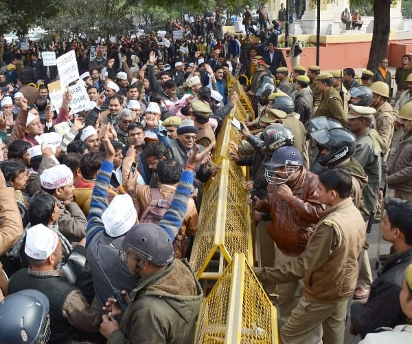 UP BJP chief criticizes lathicharge at teachers.