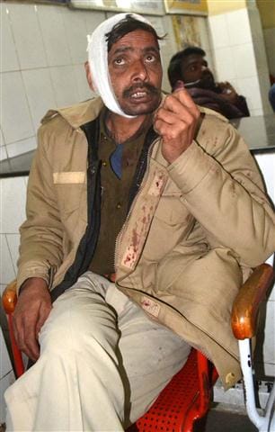 Leopard personnel assaulted, stoned at the intersection Hiranagar