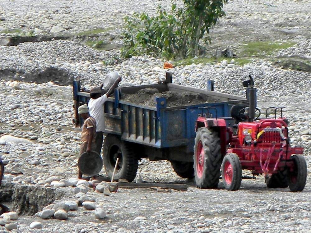 raid on illegal mining in roorkee, naib tahsildar survived