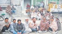 currency crisis, rupees, banks, people in que, kaithal