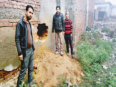 Mobile shop lakh including cash theft