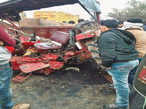 The pick-up hit by tractor dumper pits, highway jam