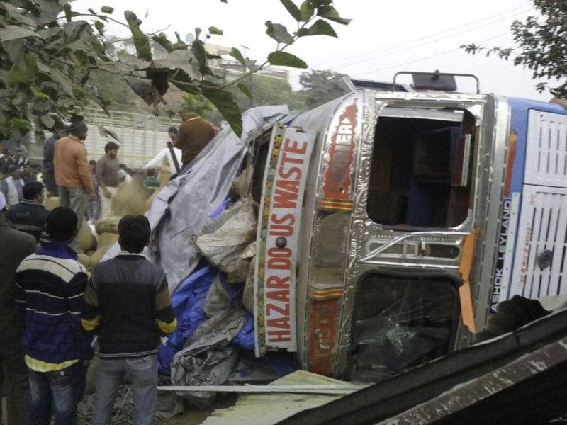 truck overturned o jeep, 3 killed
