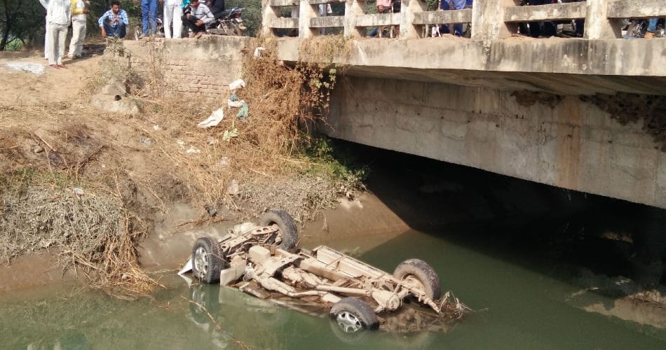 accident in mahendergarh, bolero van fall into cannal, 2 killed