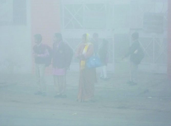 People caught in the chill, fog rose Difficulties