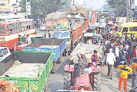 bankon par lambi line aur sadkon par jaam