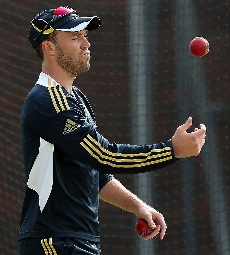 Ab De Villiers Returns to Field after Injury Uses a New Bat