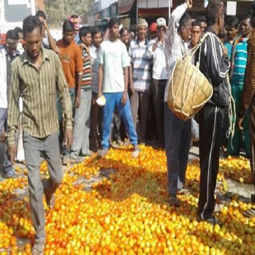 farmers dump tonnes of their produce on roads in Chhattisgarh