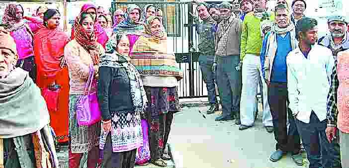 saaket bank ke baahar