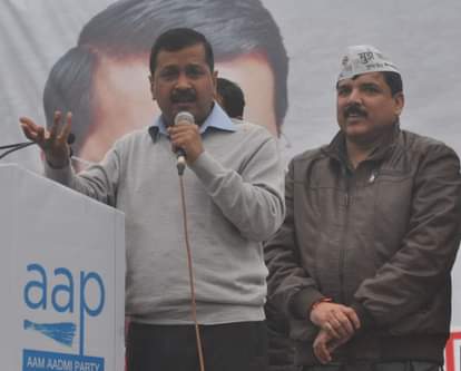 बेनियाबाग मैदान में आम आदमी पार्टी की सभा को संबोधित करते अरविंद केजरीवाल।
