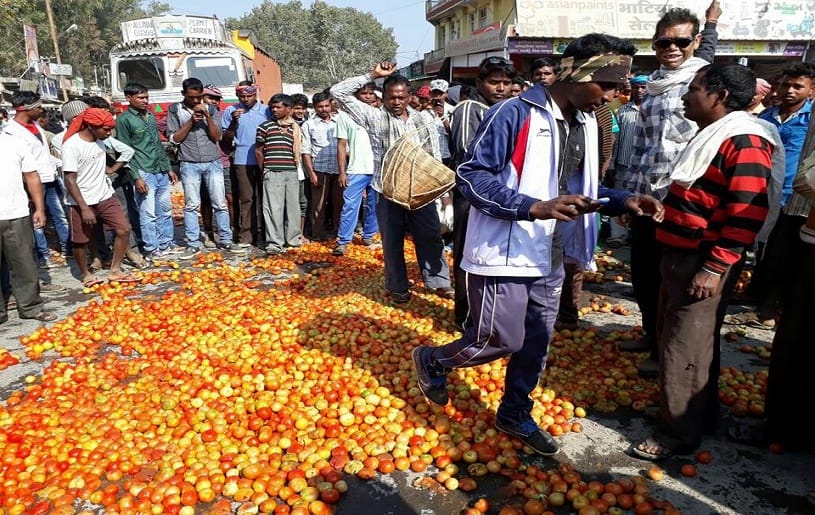farmers dump tonnes of their produce on roads in Chhattisgarh