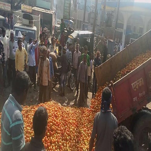 farmers dump tonnes of their produce on roads in Chhattisgarh