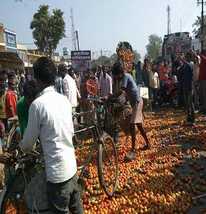 farmers dump tonnes of their produce on roads in Chhattisgarh