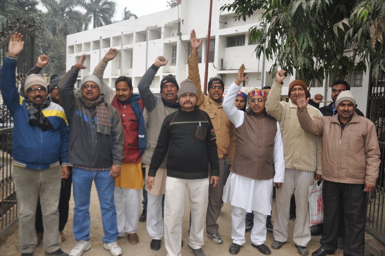 Protest of teachers on death of a teacher in lathicharge in lucknow