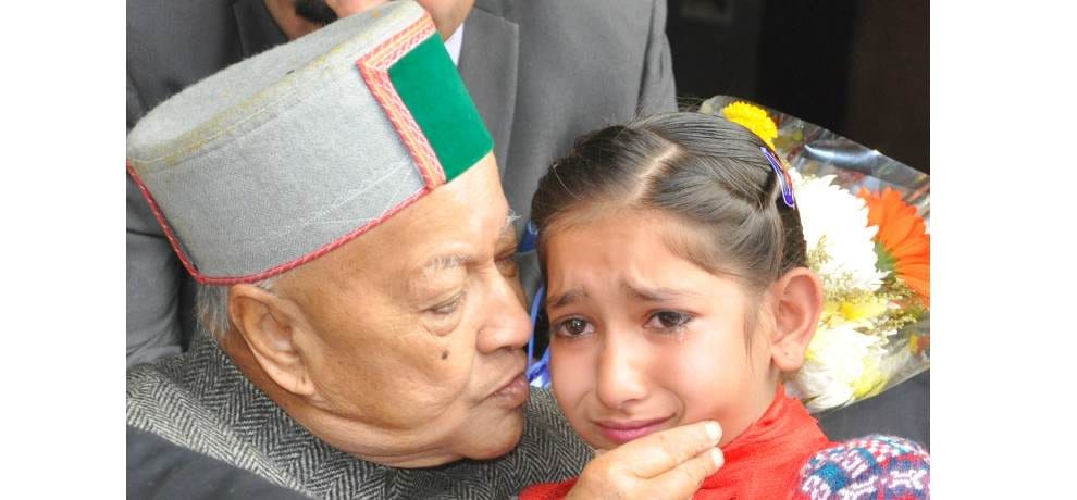 Little fan beena gets emotional when meets cm virbhadra singh