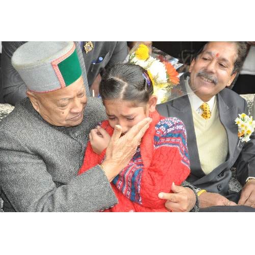 Little fan beena gets emotional when meets cm virbhadra singh