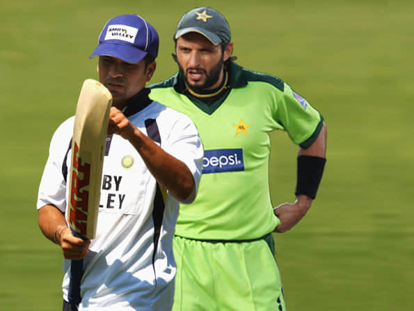 Ab De Villiers Returns to Field after Injury Uses a New Bat