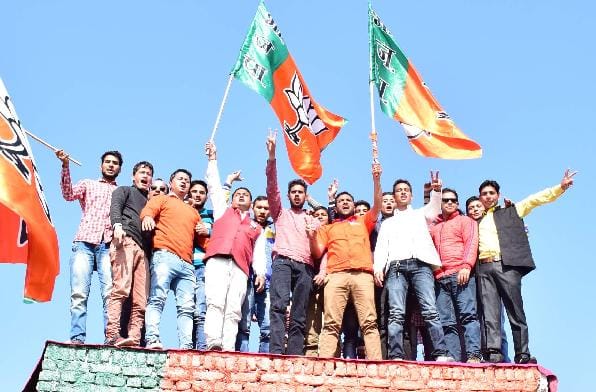 The rush to the front of the stage show of strength The strength shown by ticket aspirants