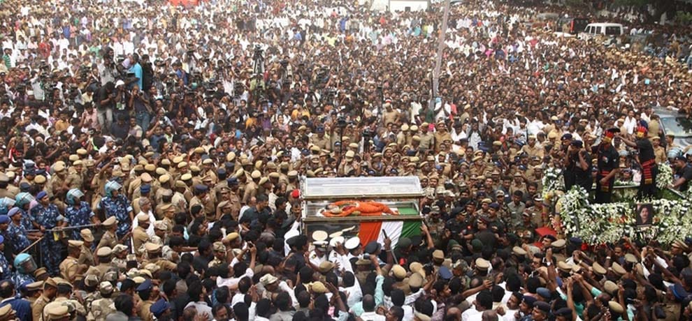 two theves arrested by cops who was stealing cash and mobiles during Jayalalitha's funeral