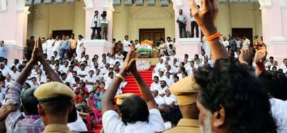 two theves arrested by cops who was stealing cash and mobiles during Jayalalitha's funeral