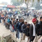 बैंकों और एटीएम में लगी लाइनें