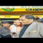 तिंदवारी में बैंक के बाहर उत्तेजित लोगों को समझाते विधायक विवेक सिंह।