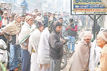 bankon mein cash milne ki dar ghatne se pareshani