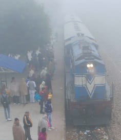 kohre mein bigdi trainon ki chaal