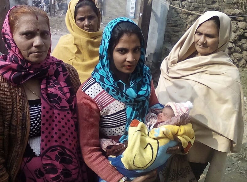 Newborn baby found in a field, hearing the voice of crying rural arrived drew crowds for adoption