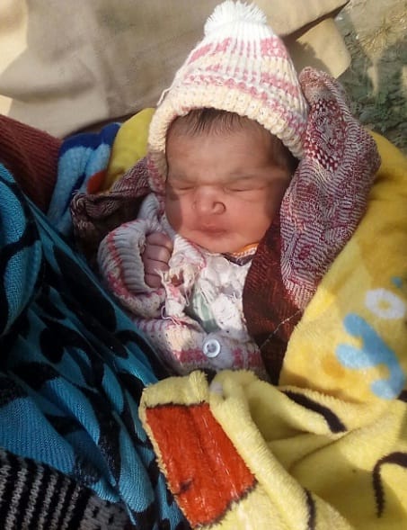 Newborn baby found in a field, hearing the voice of crying rural arrived drew crowds for adoption