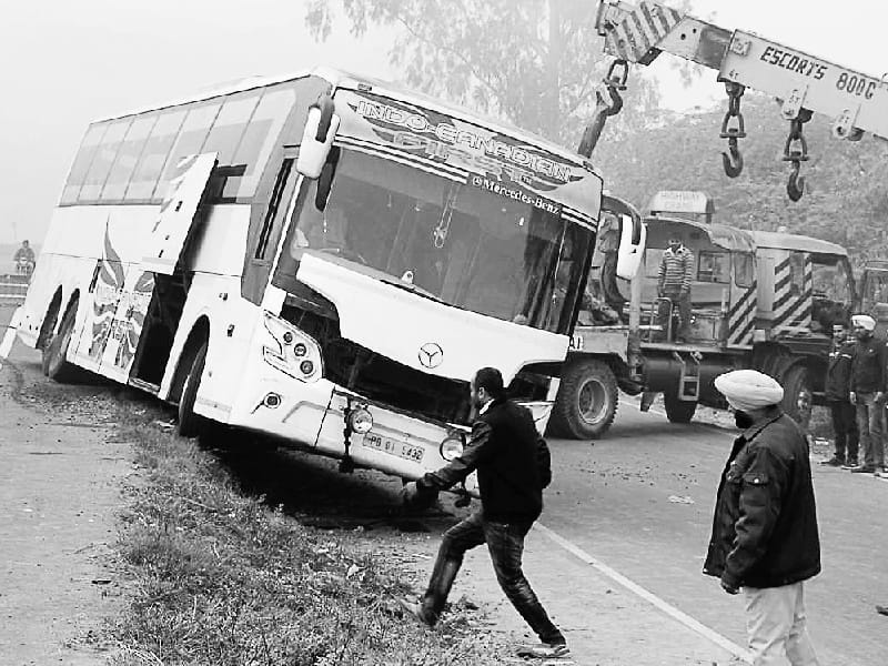 Indo Canadian bus, climbed up on the dividers, no injuries, Jalandhar, Delhi, Rajpura, Patiala