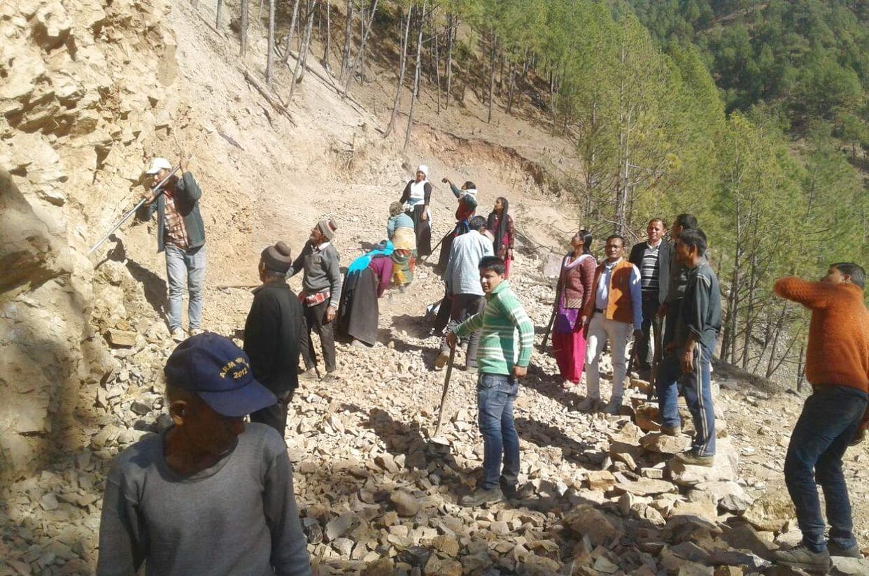 The villagers made a hundred meters of road in two days.