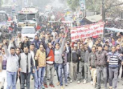 lathicharge ke virodh mein shikshakon ka pardarshan