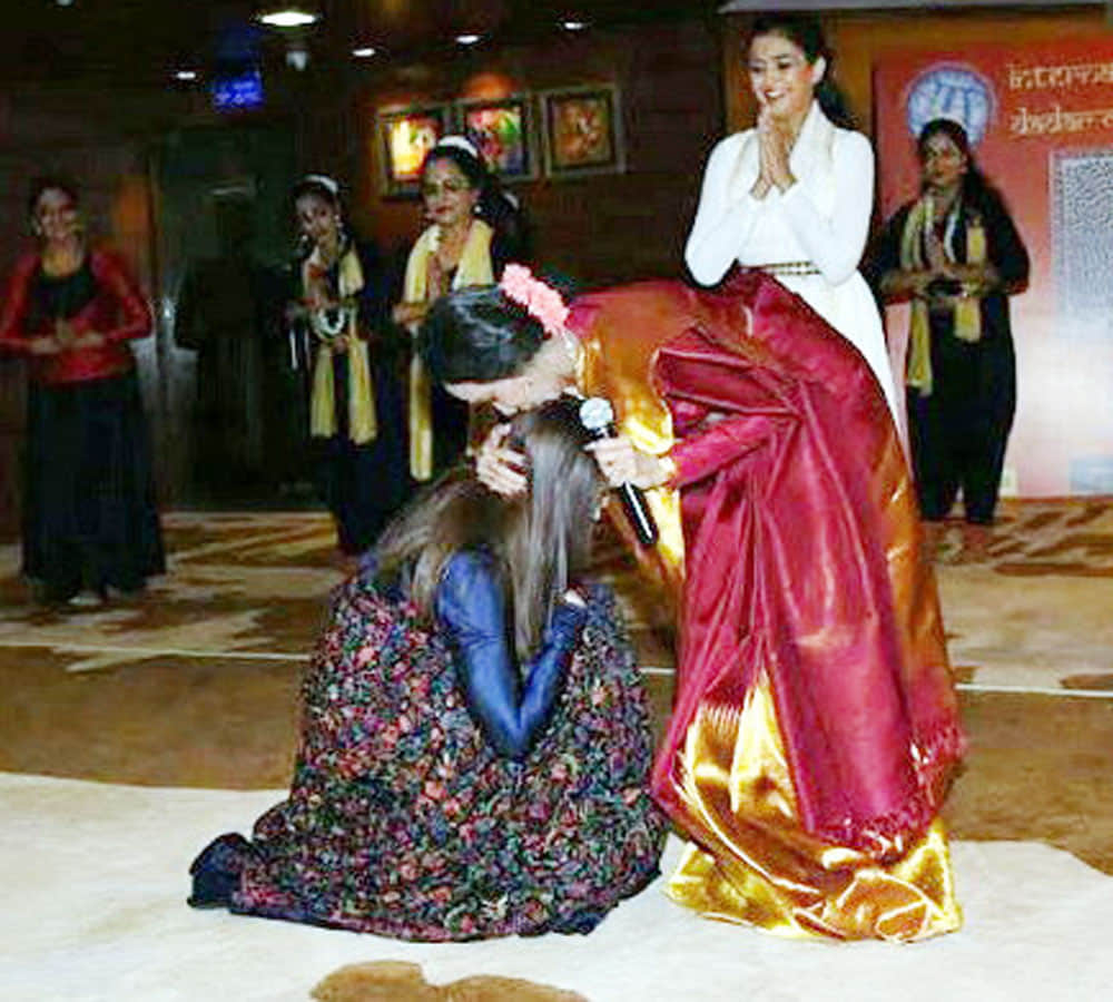 aishwarya rai bachchan recent meet her dancing guru lata surendra