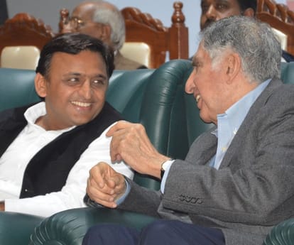  Akhilesh yadav and ratan tata launched epos device.