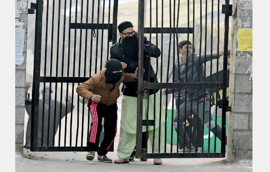 violence protest in srinagar after friday prayer
